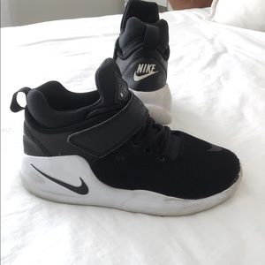 Nike basketball sneakers (youth)
